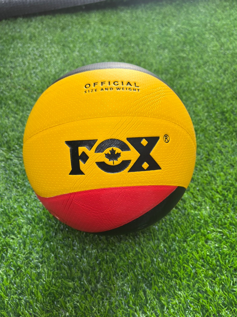 توپ والیبال Fox جنس pu رنگ زرد و مشكي وارداتي